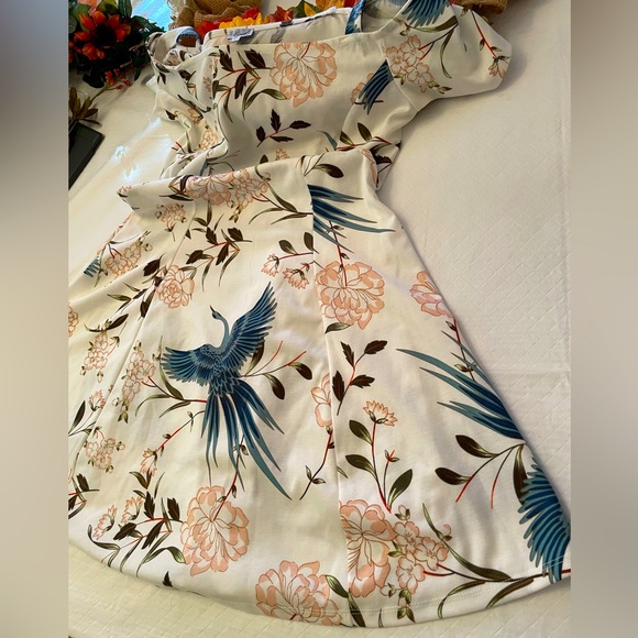 Lovely Size Small A-Line Floral Cold Shoulder Short sleeved dress. - Picture 4 of 10